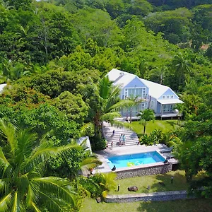 red-coconut-self-catering-with-swimming-pool.maheislandhotels.com/